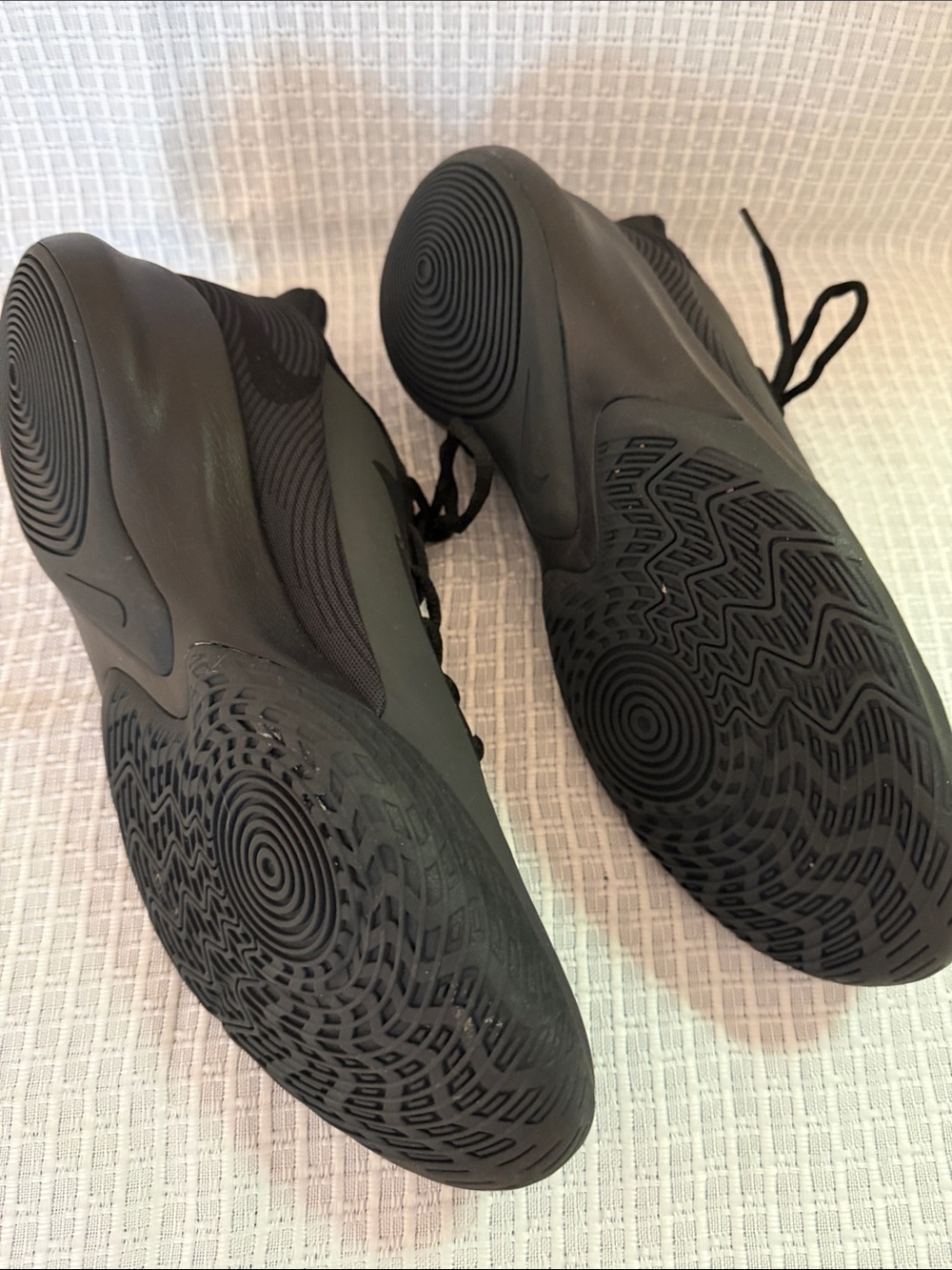 Nike Men's All-Black Lightweight Training Sneakers - Picture 4 of 5